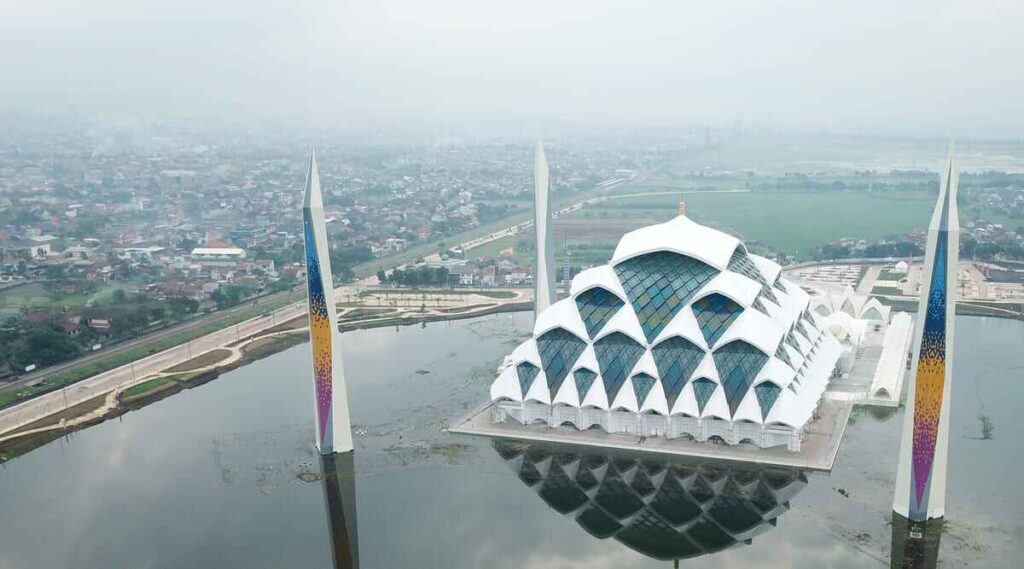 Arsitektur Futuristik, Masjid Al Jabar: Mengungkap Keindahan Arsitektur, Sejarah, dan Kontroversi di Balik Ikon Religi Jawa Barat | Sumber Gambar: https://aljabbar.jabarprov.go.id/